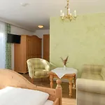 Gaestehaus Schmid אוברשטאופן