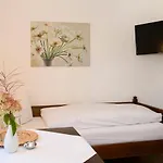 Gaestehaus Schmid בית הארחה אוברשטאופן